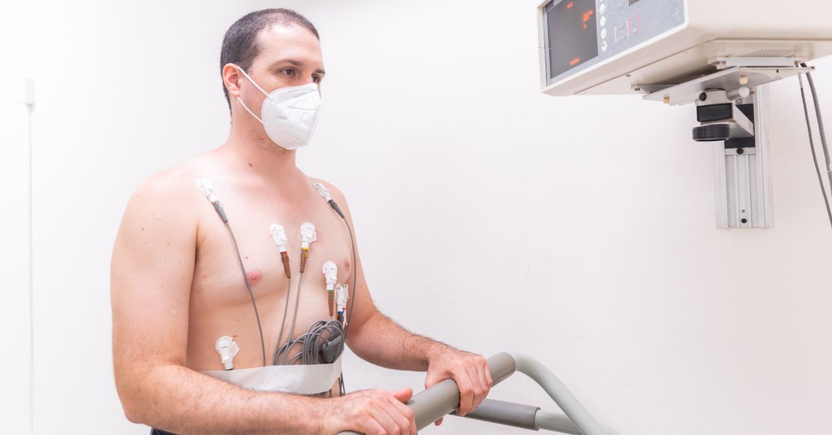 Mezczyzna na biezni z elektrodami EKG i maska oddechowa podczas testu wysilkowego